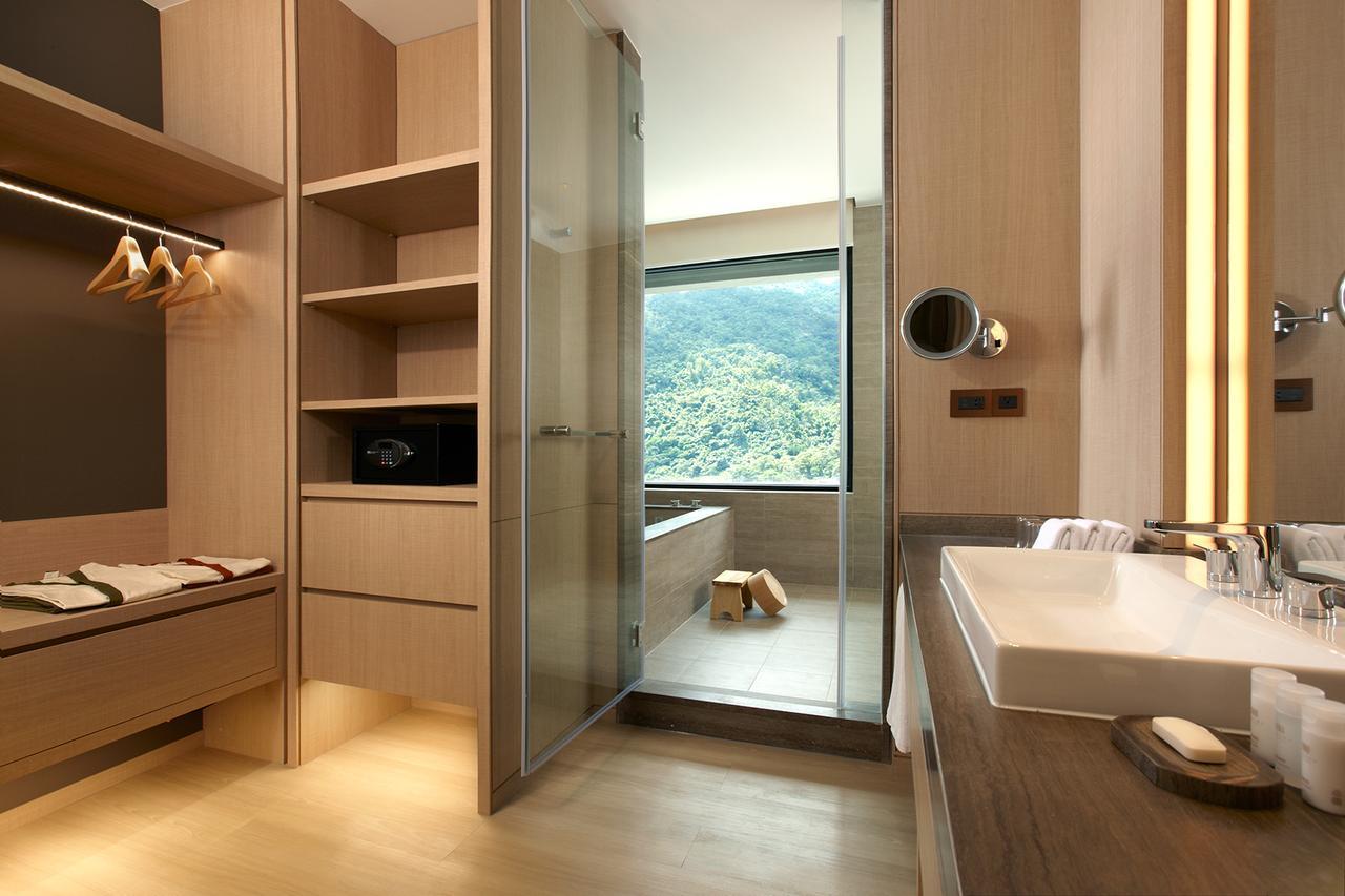Mu Jiaoxi Hotel Экстерьер фото A bathroom in a hotel