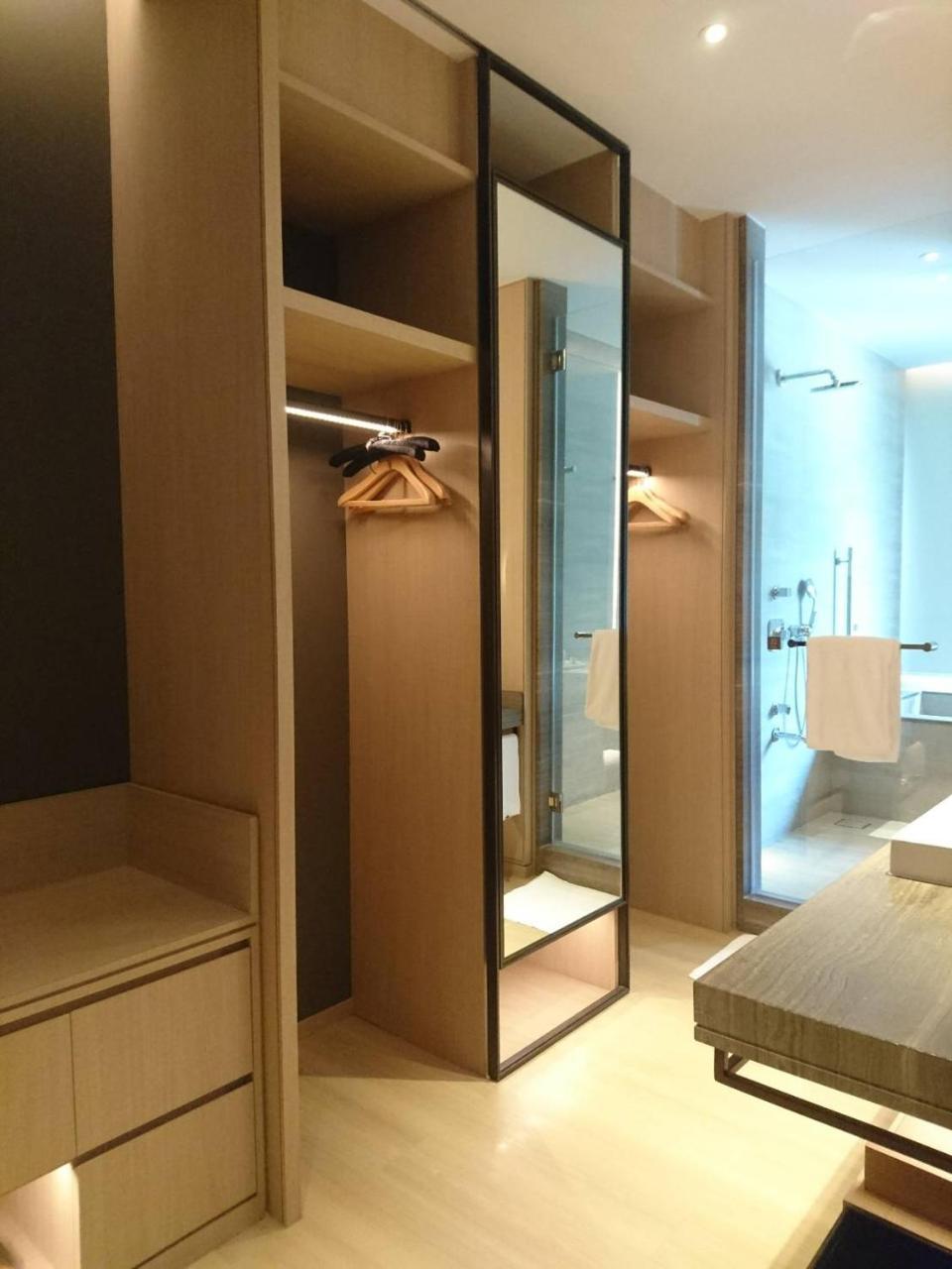 Mu Jiaoxi Hotel Экстерьер фото A walk-in wardrobe